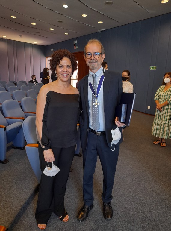 Os colegas Prof. Dra Gladis Barcellos e Prof. Dr. Nelson Viana na Cerimônia